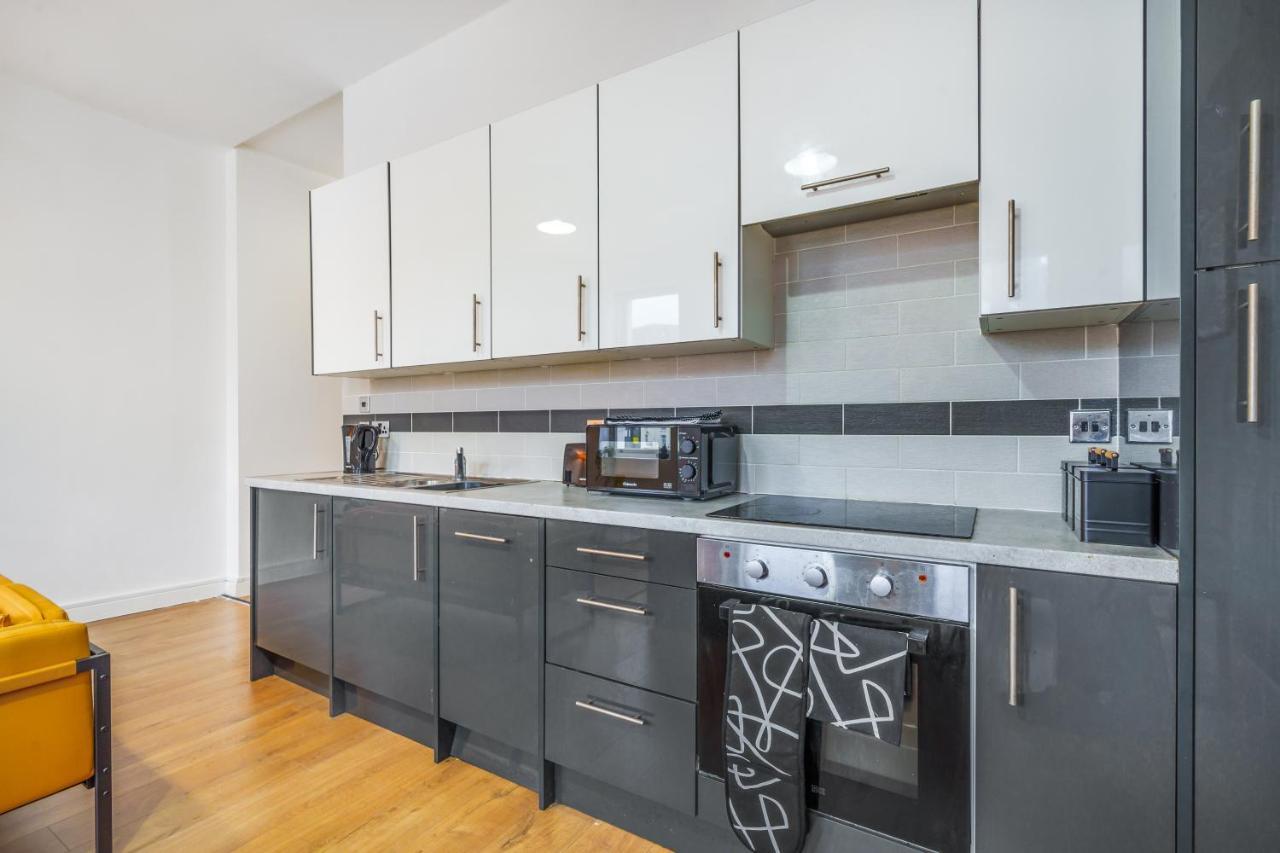 Spacious City Centre Apartment - Sleeps 8 Ливърпул Екстериор снимка
