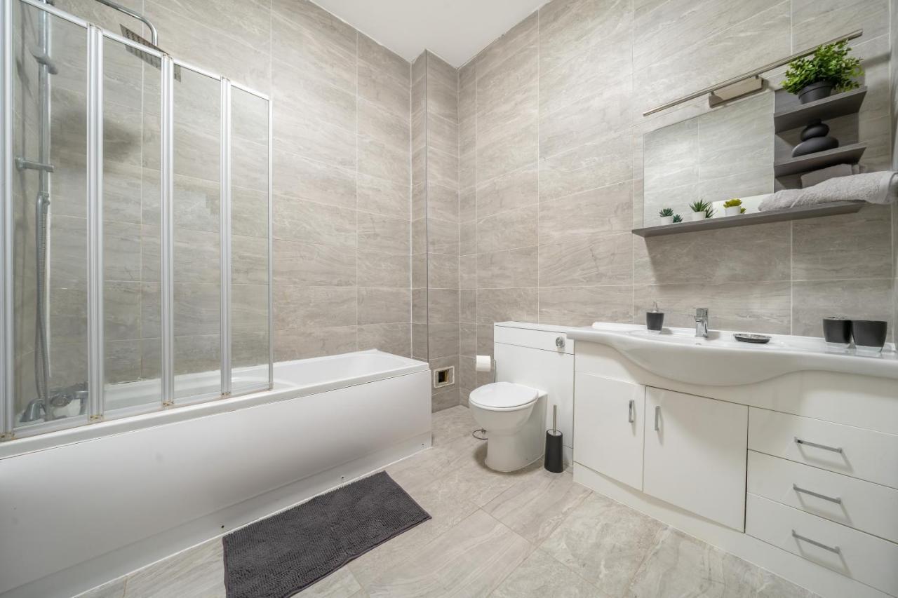 Spacious City Centre Apartment - Sleeps 8 Ливърпул Екстериор снимка